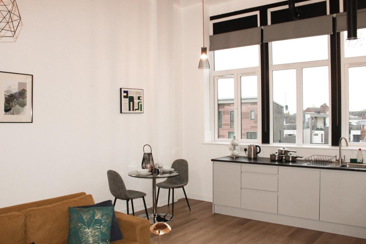 Modern Luxury Serviced Duplex Apartments By Repose- 150 Metro Court, West Bromwich Exterior photo